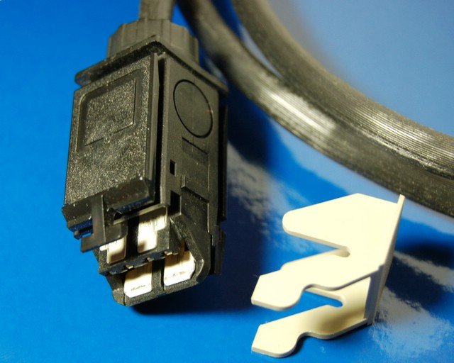 IBM_hermaphroditic_connector.JPG